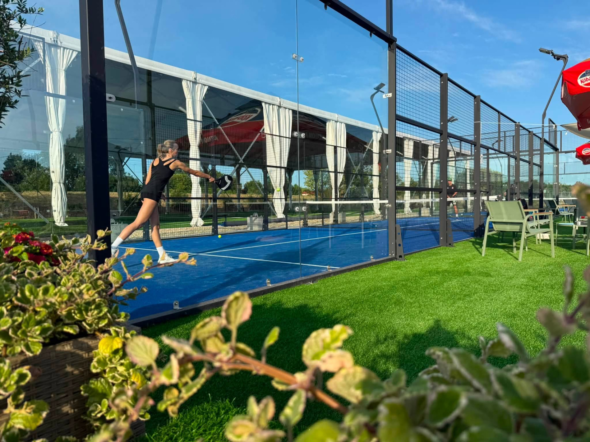 Játék a Nádas Padel Club szabadtéri pályáján