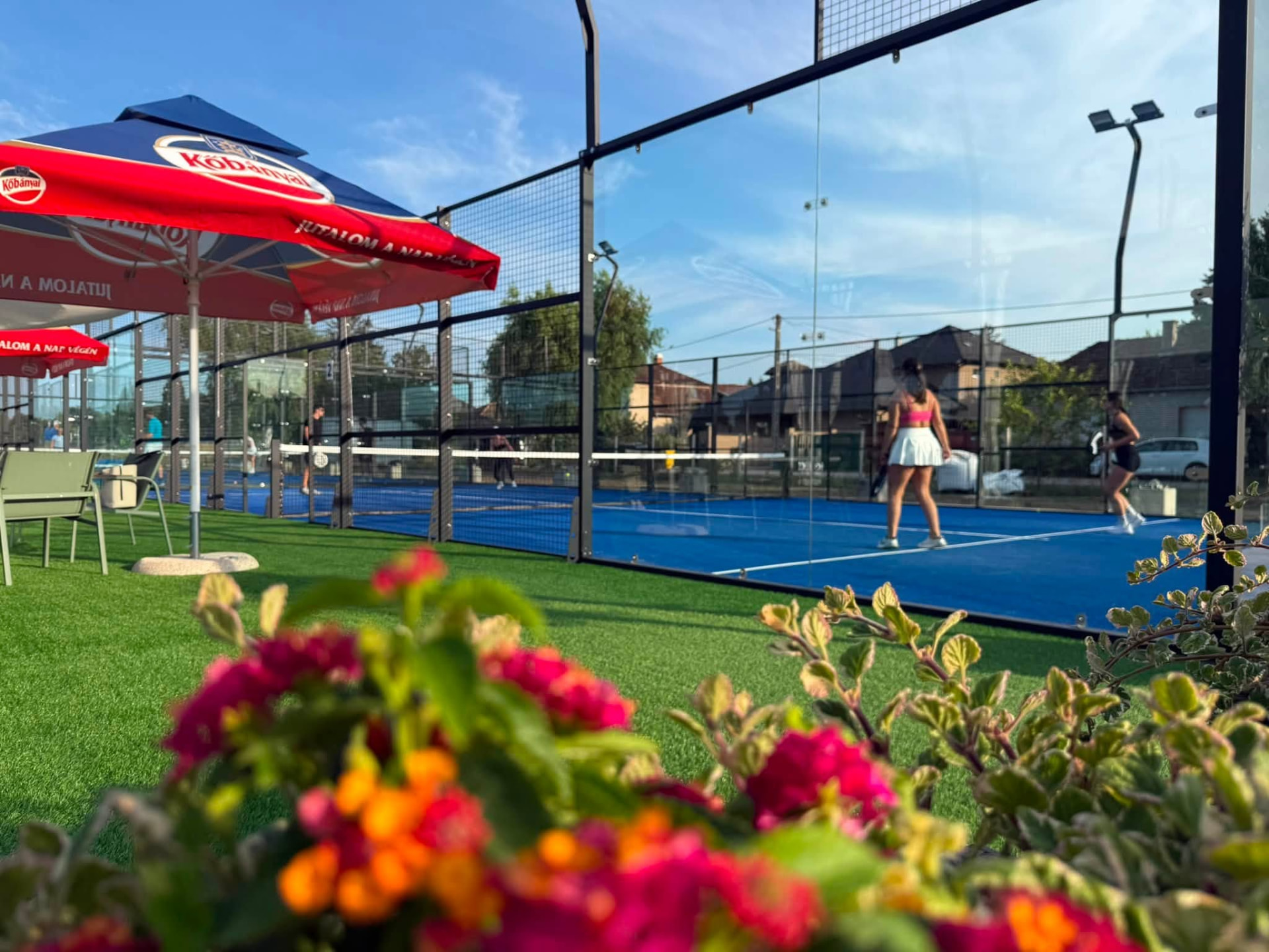 Padelmeccs a terasz mellett