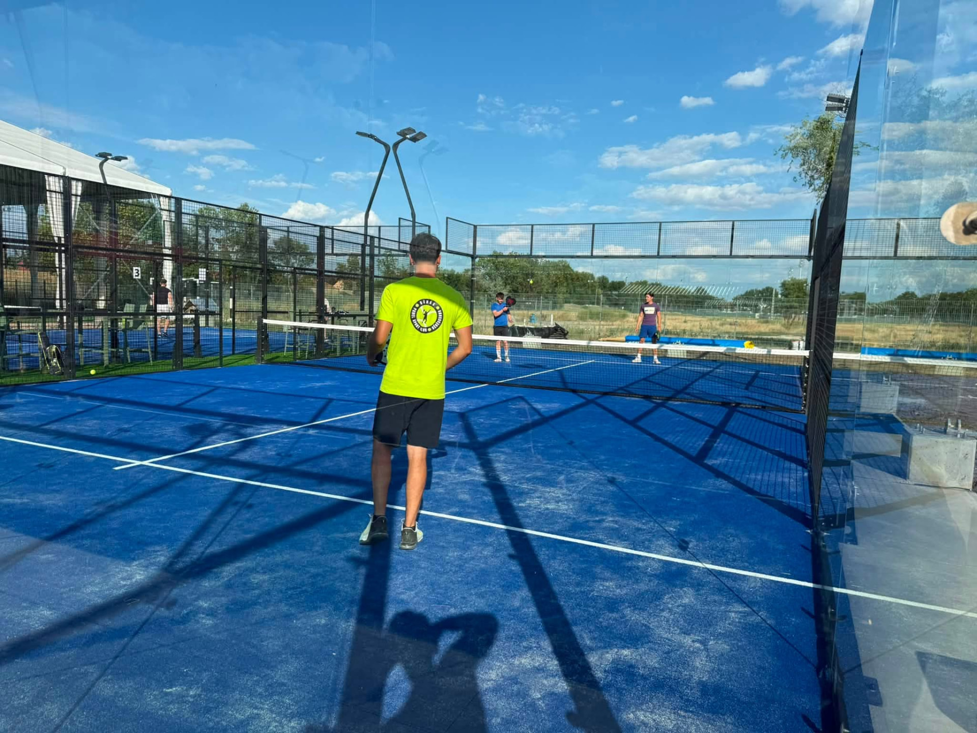 Páros játék a klub kék padelpályáján