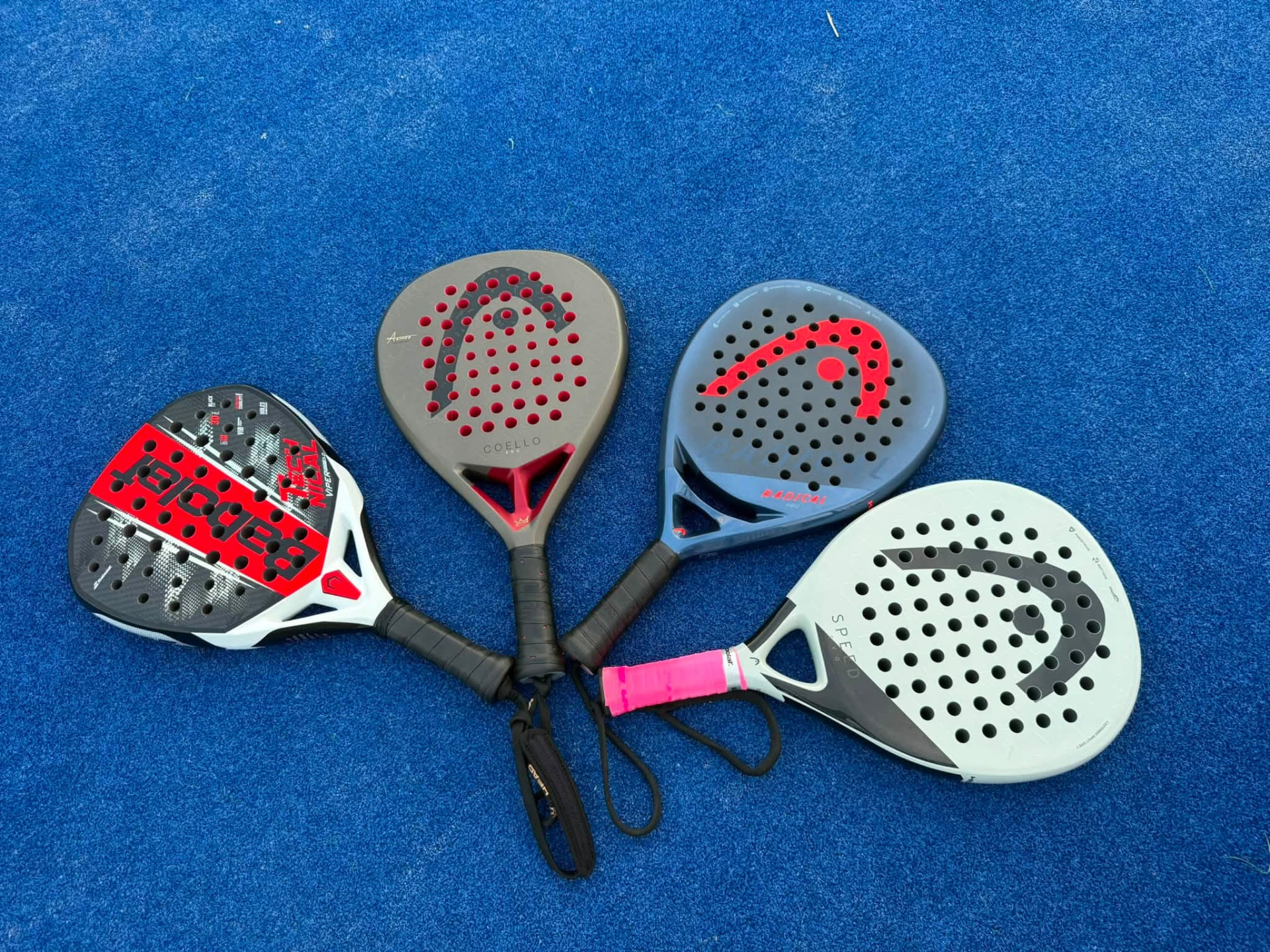 Padelütők a kék pályaburkolaton