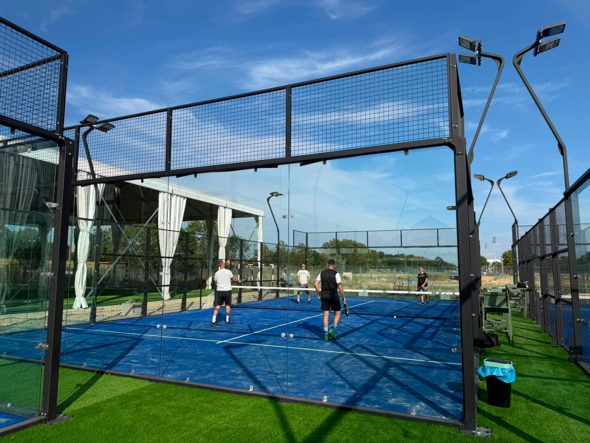 Szabadtéri padelpálya és játékosok a Nádas Padel Clubban